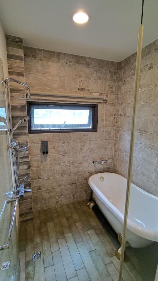羅東夜市舒果shugo B&B 近清溝夜市 國旅卡特約店 配合手作早餐店及租車行 Luodong Exteriör bild